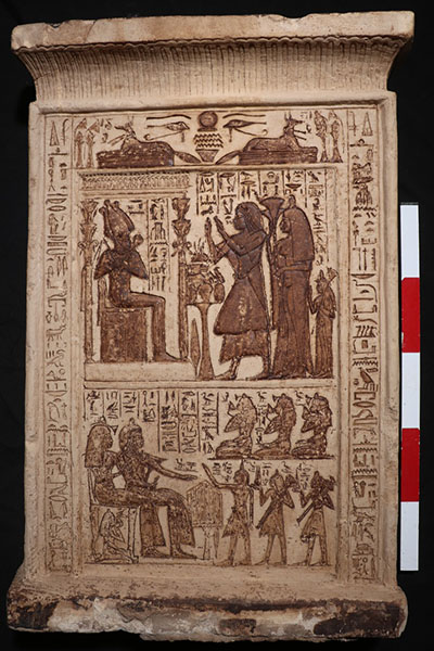 Estela funeraria de Kha-Ptah y su esposa Mwt-em-wia con sus seis hijos e hijas