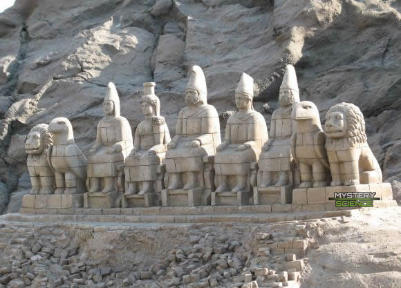 Recreación de cómo pudo ser originalmente el monte Nemrut con las estatuas sedentes, en sus tronos