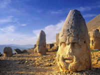 Las enigmáticas cabezas de piedra gigantes ubicadas en la cima de una montaña