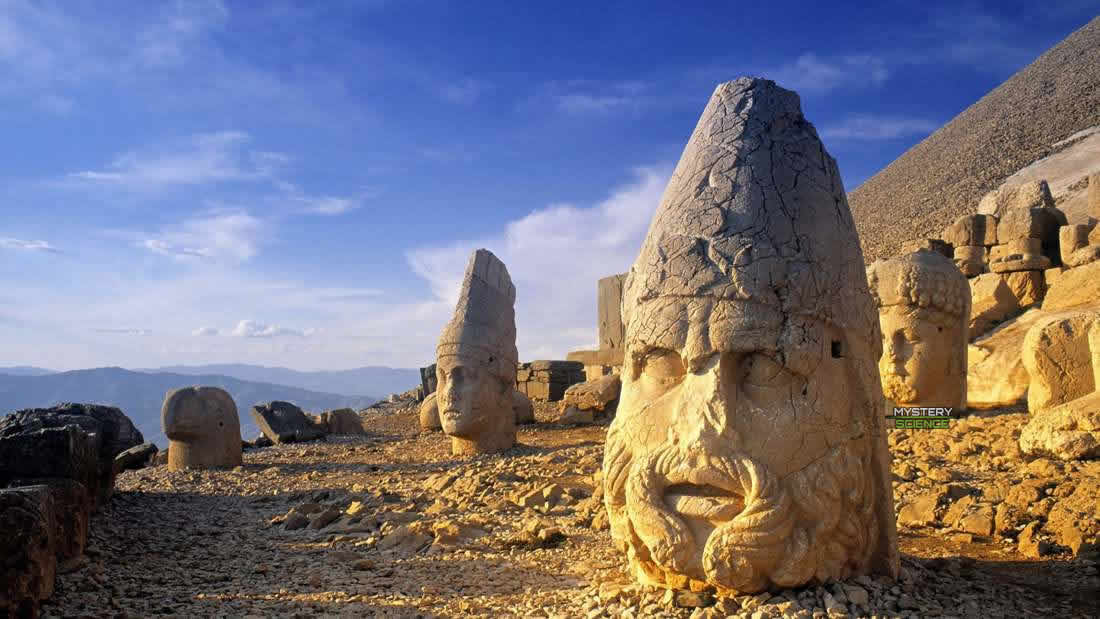 Las enigmáticas cabezas de piedra gigantes ubicadas en la cima de una montaña