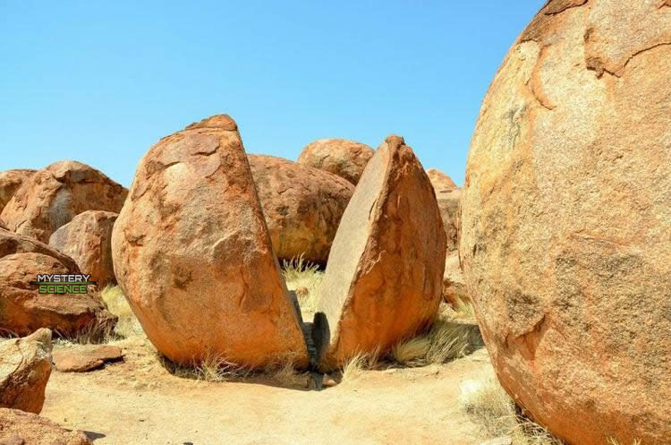 Una roca dividida por la mitad en «Devils Marbles» en Australia