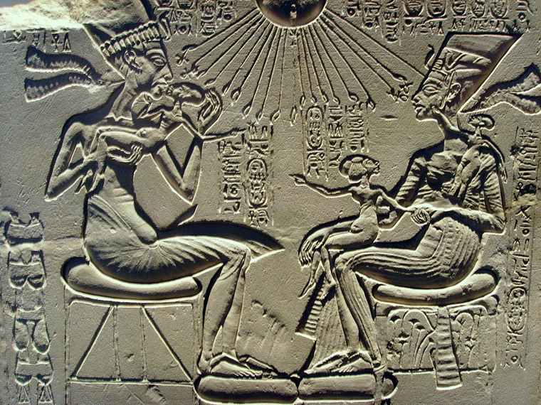 Faraón Akenatón, su reina Nefertiti y sus tres hijas mientras las bendiciones del dios Aten, el radiante disco solar, brillan sobre ellos Faraón Akenatón, su reina Nefertiti y sus tres hijos