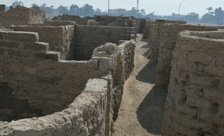 Muros de la ciudad egipcia encontrad