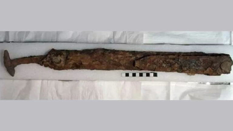 Hallan una espada de hierro doblada de 1.600 años que fue parte de un ritual pagano