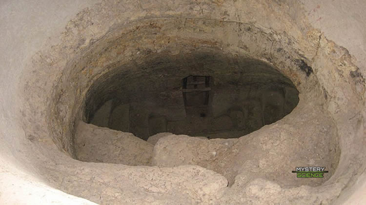 Entrada de una de los hipogeos donde se observa la escalera de caracol