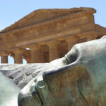 El asombroso templo griego de 38 atlantes gigantes
