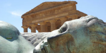 El asombroso templo griego de 38 atlantes gigantes