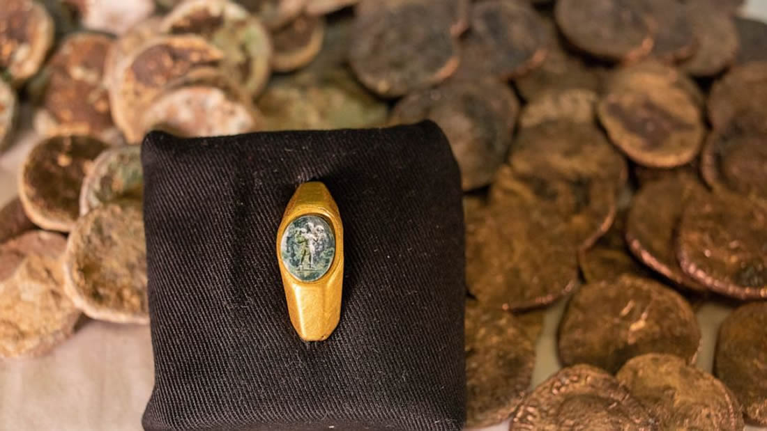 Anillo de oro con el símbolo de Jesús entre un tesoro hallado en un antiguo naufragio