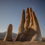 Colosal mano que emerge del desierto de Atacama