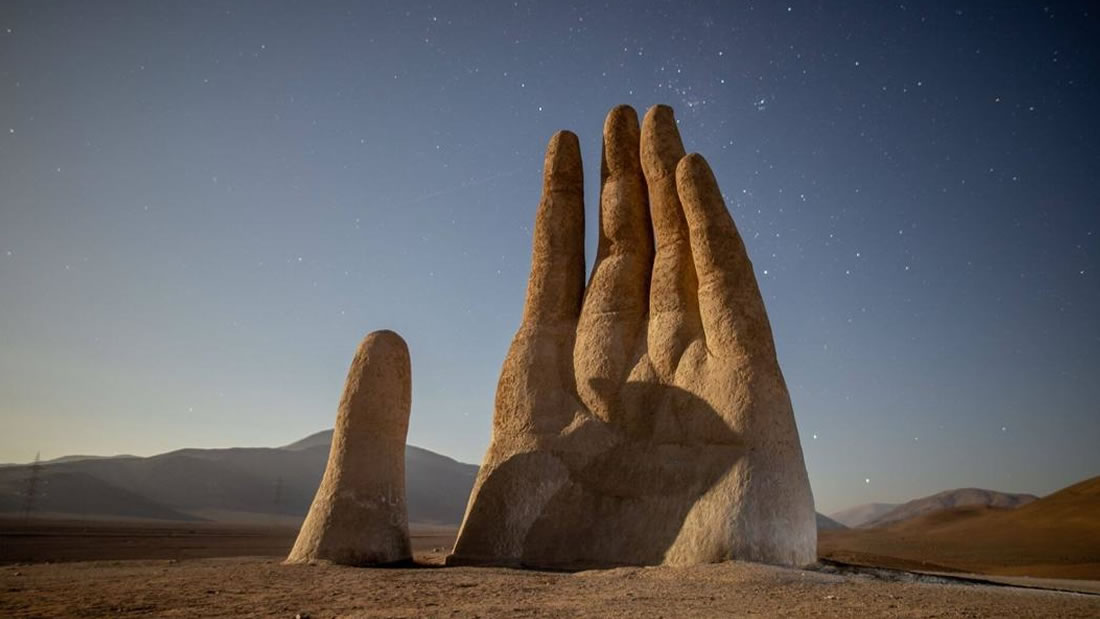 Colosal mano que emerge del desierto de Atacama