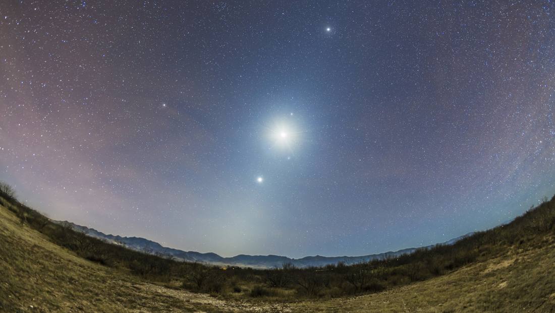 La Luna, el objeto más brillante, entre tres planetas: Venus, Marte y Júpiter Conjunción de la Luna, Venus y Marte ocurrirá este fin de semana