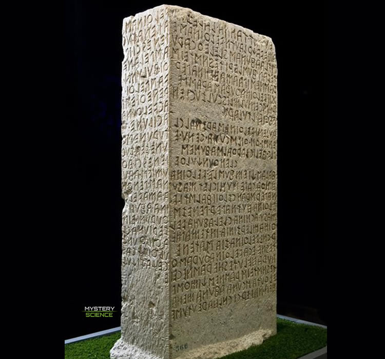 Muestra de un texto etrusco tallado en piedra, descubierto en Italia (1882)