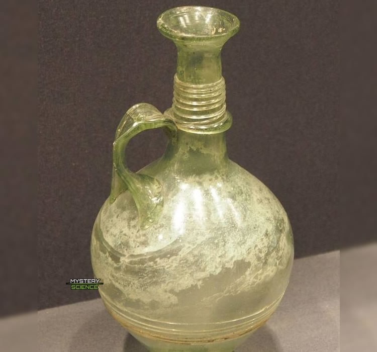 Jarra romana de vidrio romana procedente de Hispania. Museo de Valladolid (España)