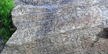 Enigmática inscripción grabada en una roca que aún no ha podido ser descifrada