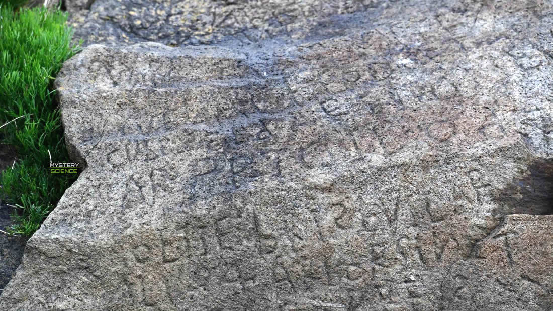 Enigmática inscripción grabada en una roca que aún no ha podido ser descifrada
