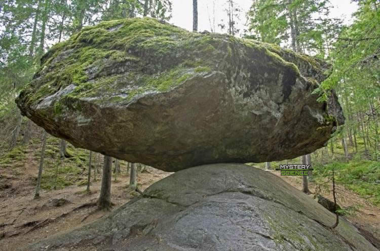 Kummakivi, la misteriosa roca en equilibrio.
