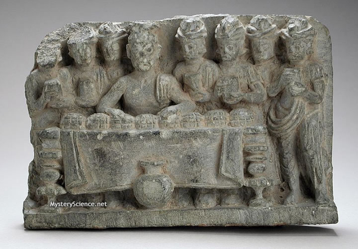 Escultura que representa la distribución de las reliquias de Buda