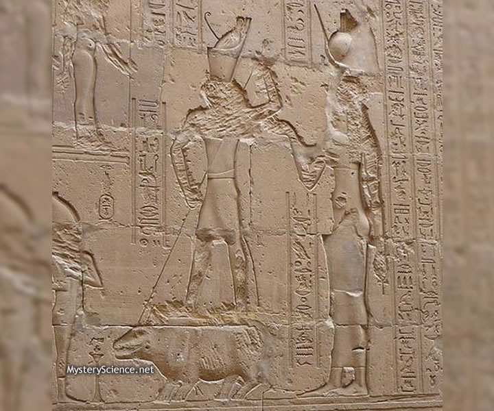 Muro que ilustra la lucha entre Seth y Horus ayudado por Isis