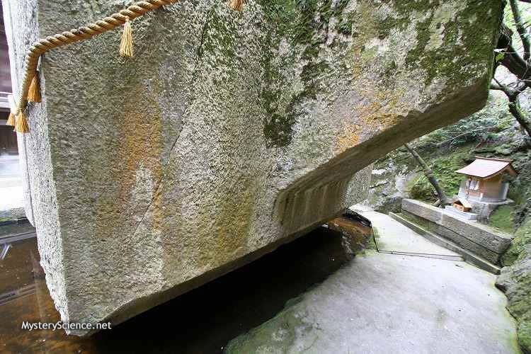 El enorme monolito es llamado la «piedra flotante»