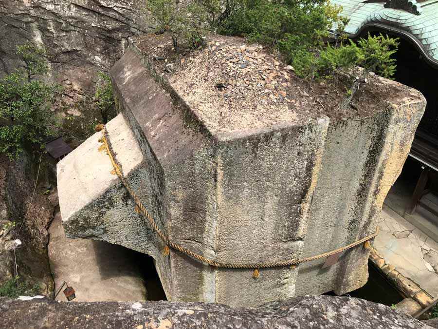 La enorme piedra megalítica Ishi-no-Hoden de Japón