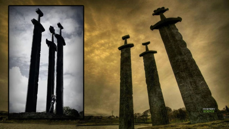 El monumento de tres espadas vikingas gigantes en Noruega