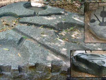 La antigua piedra japonesa con símbolos y surcos cuyo origen es desconocido