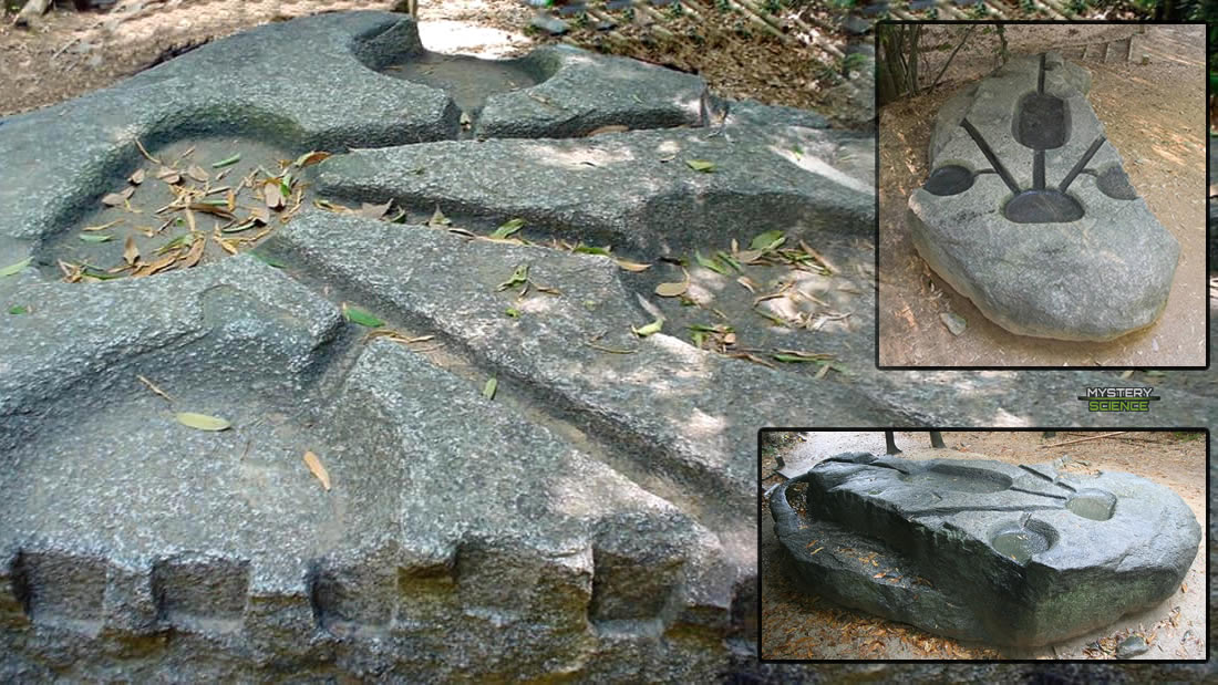 La antigua piedra japonesa con símbolos y surcos cuyo origen es desconocido