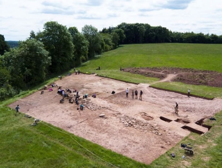 Los fragmentos de cristal fueron encontrados en un lugar ceremonial en Dorstone Hill, en el oeste de Inglaterra, construido hace aproximadamente 6.000 años