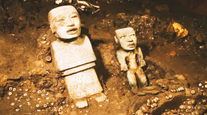 Algunos elementos encontrados en el túnel bajo la pirámide