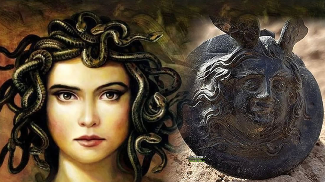 Encuentran una medalla de 1.800 años con la cabeza de Medusa