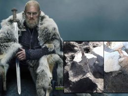 Hallan dos espadas vikingas en una cámara funeraria de 1.200 años de antigüedad