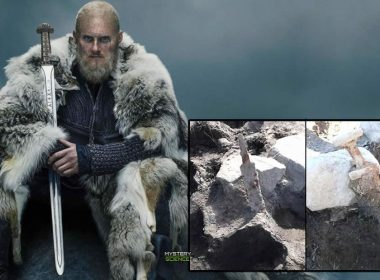 Hallan dos espadas vikingas en una cámara funeraria de 1.200 años de antigüedad