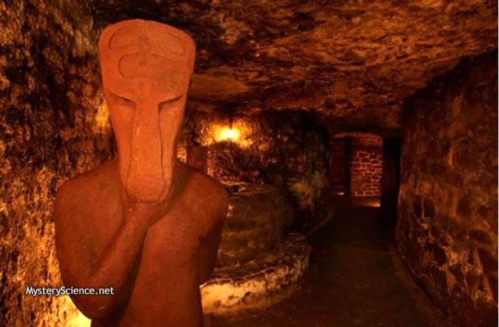 Escultura nombrada 'El chamán de dos caras' tiene un rostro adelante y otro atrás, siempre está mirando