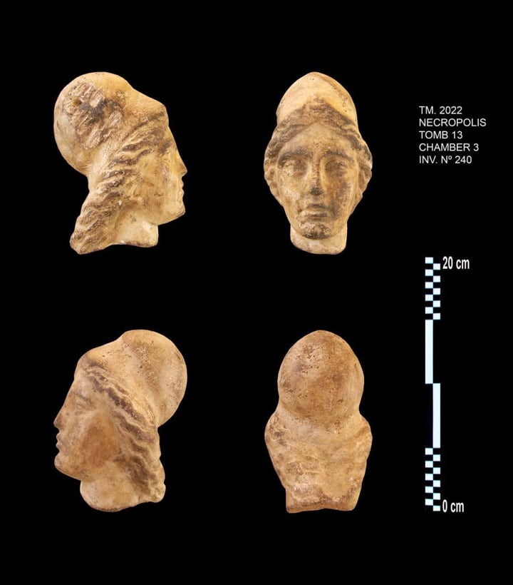 Una de las cabezas de las estatuas encontradas cerca del Templo Taposiris Magna