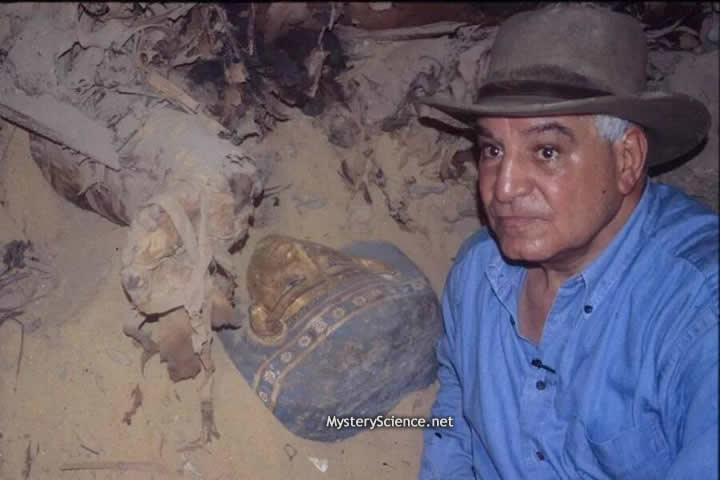 Zahi Hawass en el sitio de excavación en Saqqara