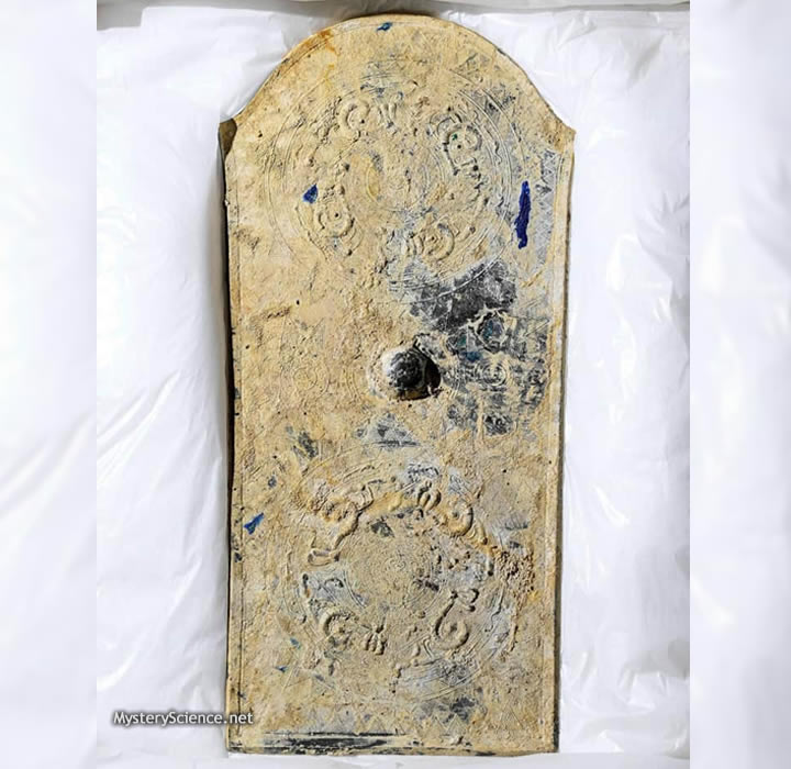 Espejo en forma de escudo descubierto en el túmulo funerario de Tomio Maruyama