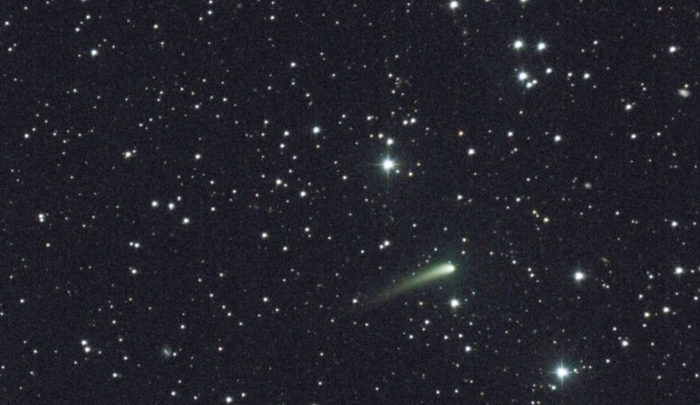 Cometa C/2022 E3 captado desde Engelhardsberg (Alemania). El cuerpo celeste tiene una cola ancha y corta de polvo verdoso y una cola de iones larga y tenue