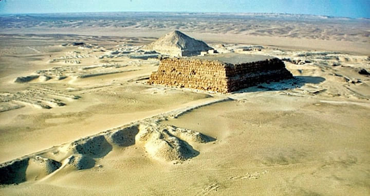 Vista aérea de la Vista aérea de la Pirámide Zawyet El Aryan