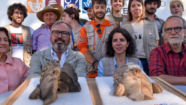El equipo de arqueólogos que realizó el hallazgo