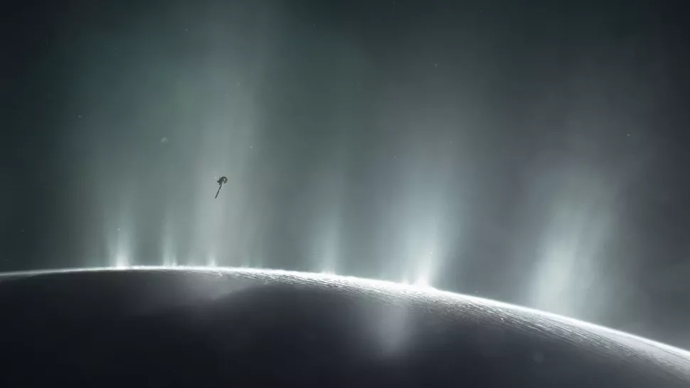 Imagen de Cassini volando a través de las columnas de Encelado durante sus órbitas finales entre abril y septiembre de 2017