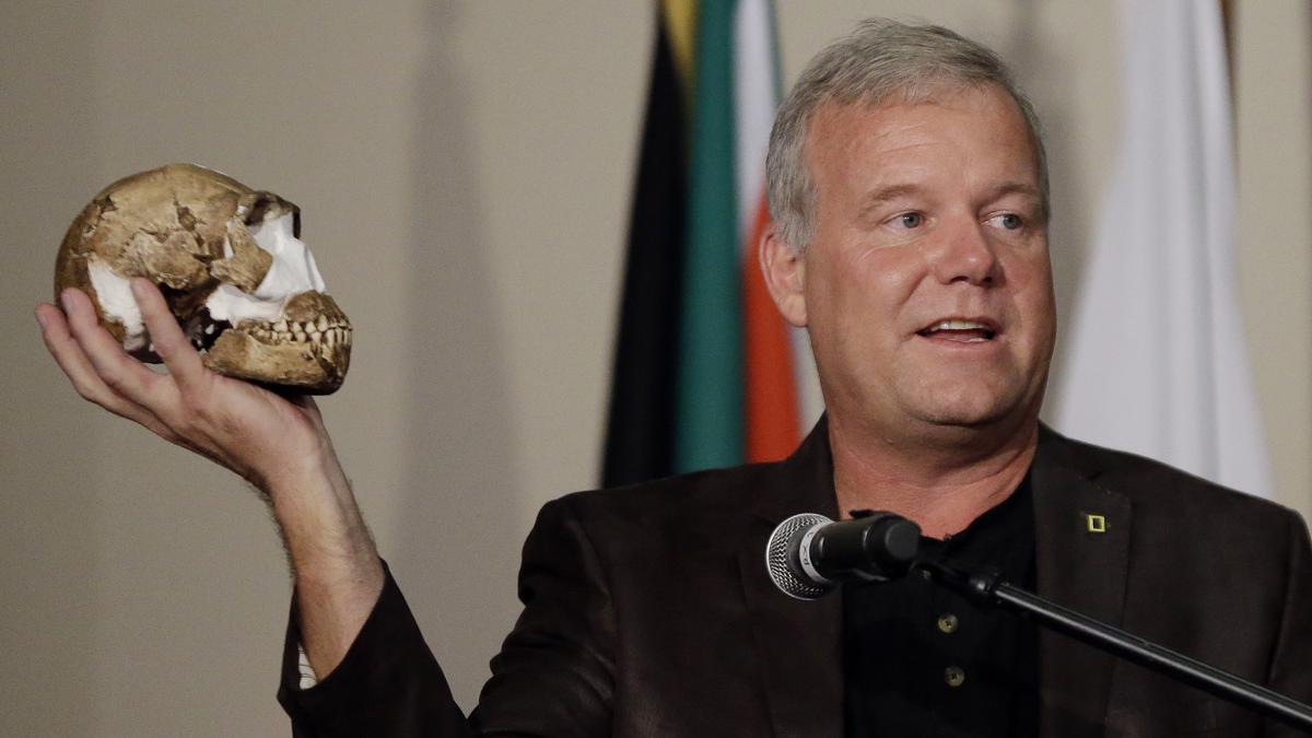 Lee Berger sostiene una reconstrucción del cráneo de Homo naledi