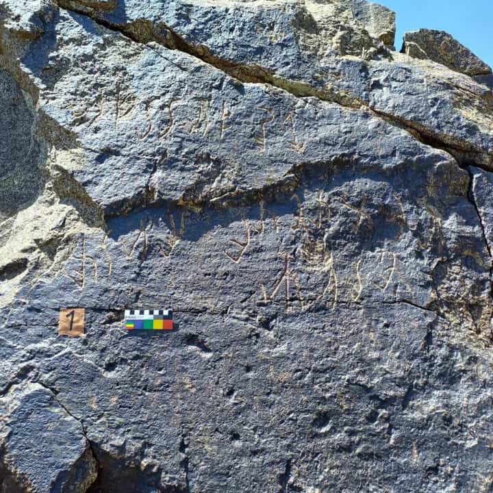 Caracteres en una roca de Almosi en Tayikistán