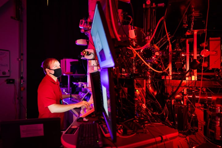 Investigador Ryan Schoell, utilizando una técnica especializada de microscopio electrónico de transmisión para estudiar las grietas de fatiga a nanoescala