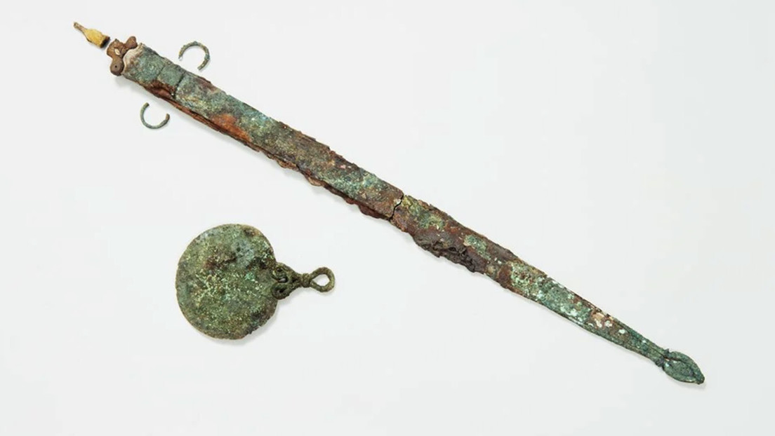 Espada y espejo de la Edad del Hierro encontrados en el entierro de 2000 años de antigüedad