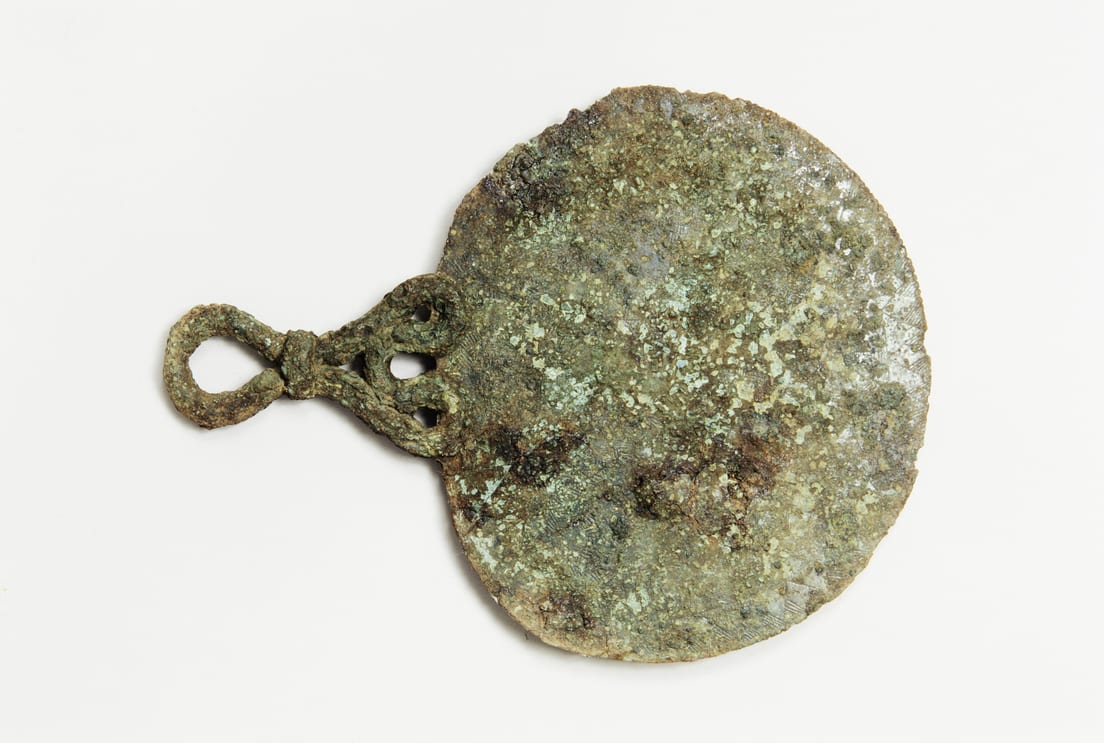 Espejo de bronce hallado en la tumba de la antigua guerrera