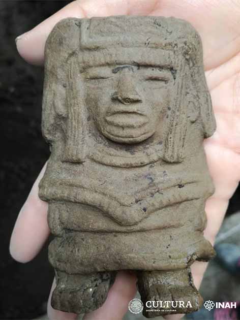 Una de las figurillas de Teotihuacán hallada entre los elementos excavados