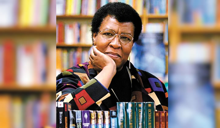 Octavia Butler junto a algunas de sus obras