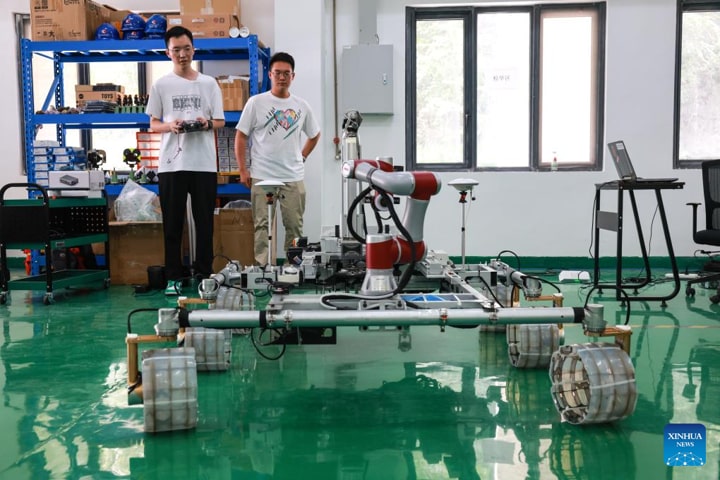 Miembro del equipo ajusta un robot de mantenimiento diseñado para el radiotelescopio FAST de China.