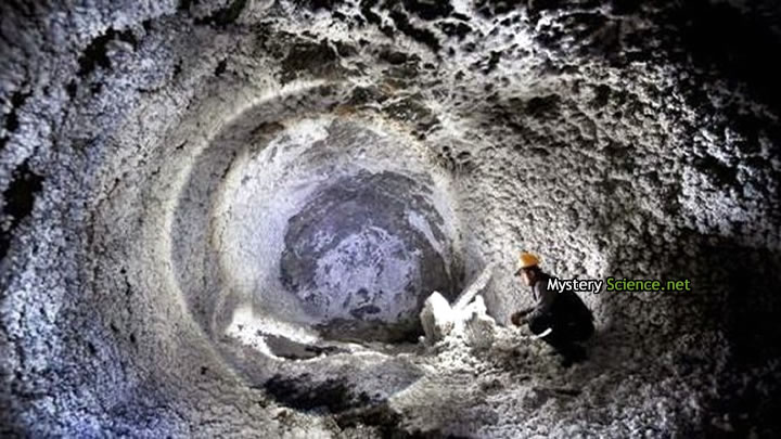 Túnel en la cueva de Limanu