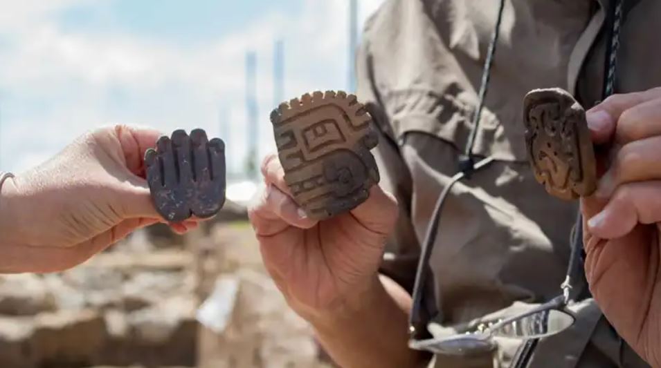 Algunos artefactos de cerámica hallados en la tumba